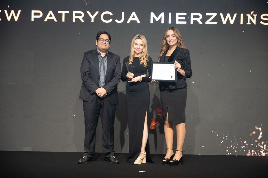 Patrycja Mierzyńska odbiera nagrodę od Damac Properties Co. LLC – jednego z największych prywatnych deweloperów w Dubaju – za osiągnięcia w międzynarodowej sprzedaży nieruchomości. Wyróżnienie wręczył Pan Samir Arora, Senior Vice President w DAMAC Properties, wraz z Hanane Mekki, Senior Relationship Manager.