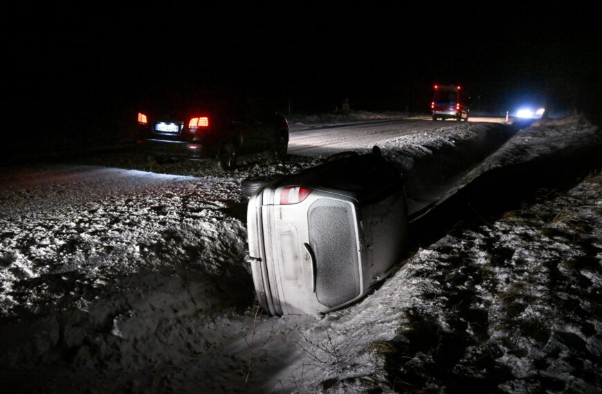 Zimowy sztorm. Policja dostarczała gorące trunki w zatorze na S7, niektórzy spędzili noc w magistracie