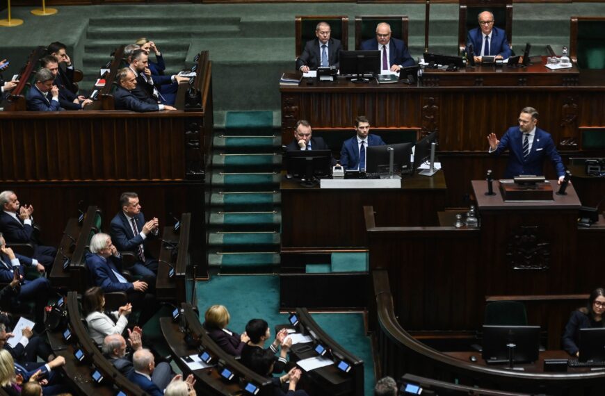 Platforma Obywatelska utrzymuje przewagę nad PiS. Badanie sondażowe Opinia24.