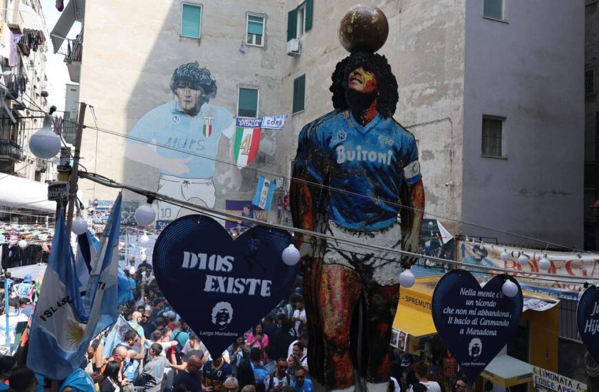 Neapol: Życie w cieniu mitu Maradony