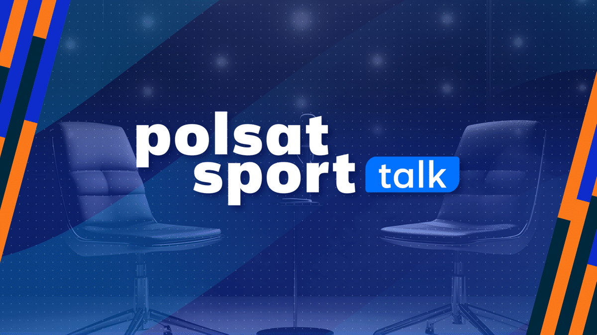 Logo podcastu Polsat Sport Talk między dwoma krzesłami i mikrofonem.