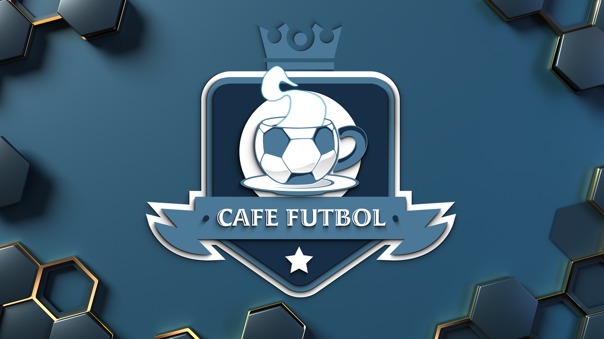 Logo programu Cafe Futbol przedstawiające filiżankę kawy w kształcie piłki nożnej, udekorowaną bitą śmietaną i koroną.