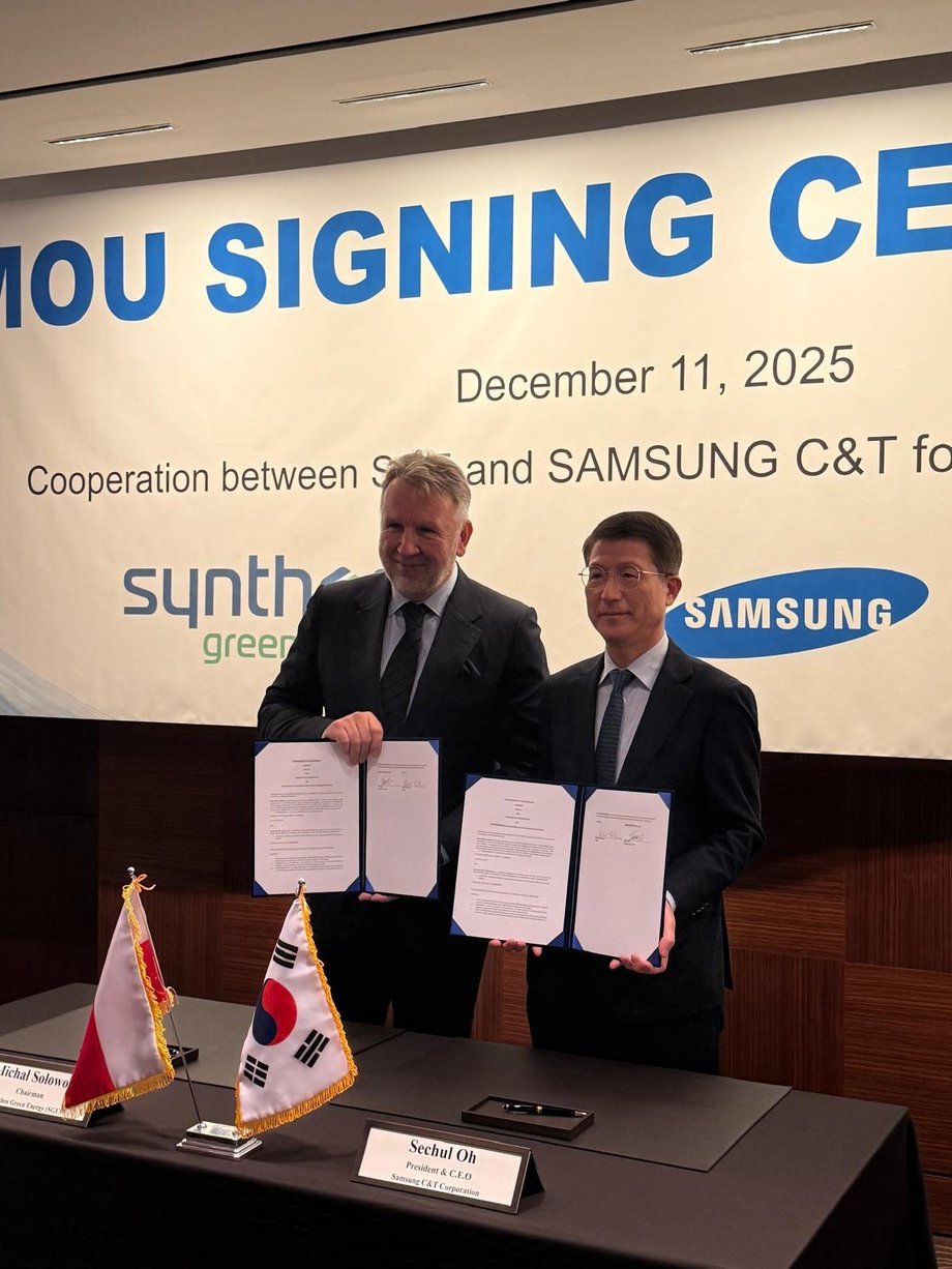 Michał Sołowow i przedstawiciel Samsung C&amp;T podpisują porozumienie o współpracy