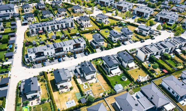 Mieszkanie w centrum miasta czy większa szeregówka na obrzeżach?