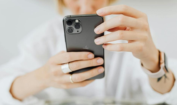 Święty Mikołaj dał iPhone’a? Uzupełnij go o Apple Watch SE.…