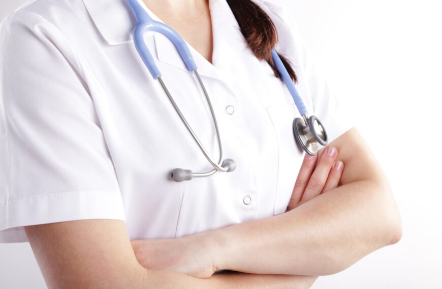 Resort zdrowia zamierza zredukować ponad dwukrotnie okres szkolenia absolwentów medycyny.