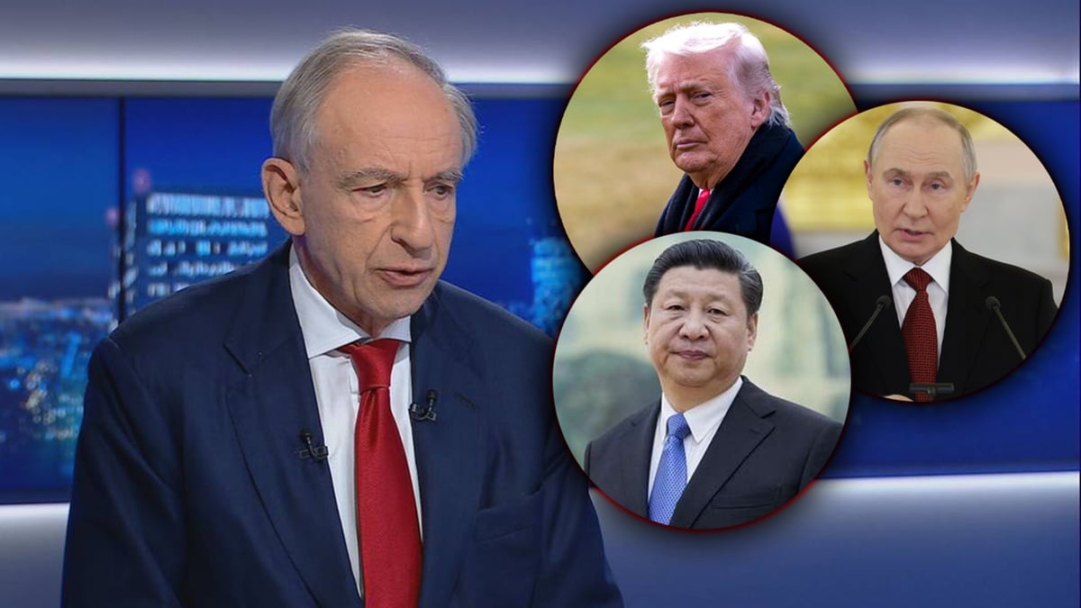 Władysław Teofil Bartoszewski w studiu telewizyjnym z portretami Donalda Trumpa, Władimira Putina i Xi Jinpinga w tle.