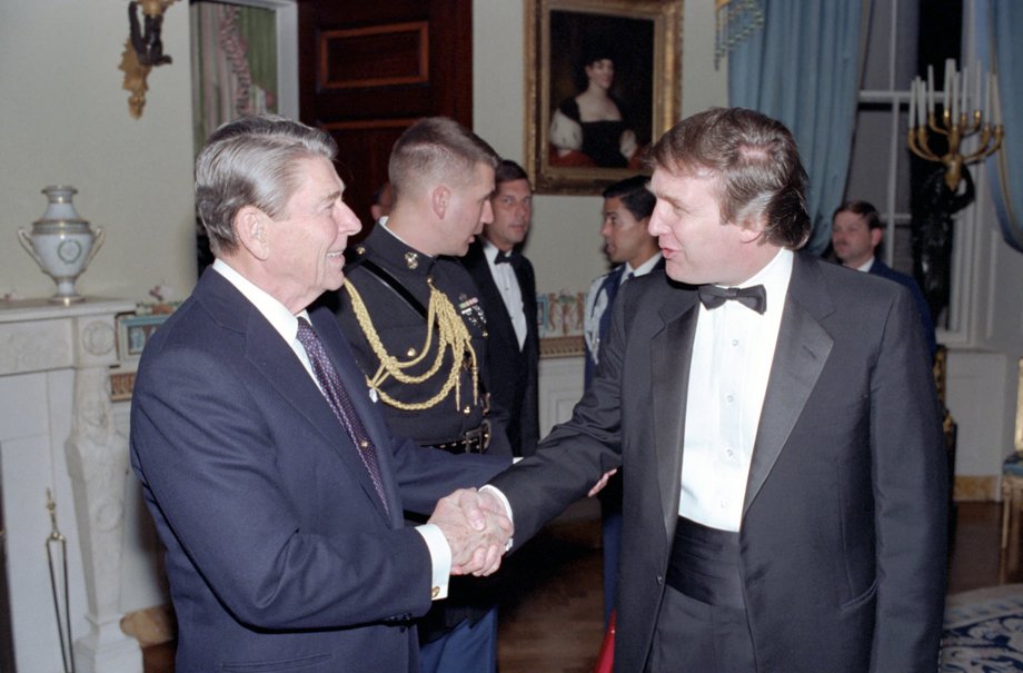 3 listopada 1987 r. Prezydent USA Ronald Reagan wita Donalda Trumpa, wówczas przodującego przedsiębiorcę i dewelopera, podczas przyjęcia w Sali Niebieskiej Białego Domu w Waszyngtonie