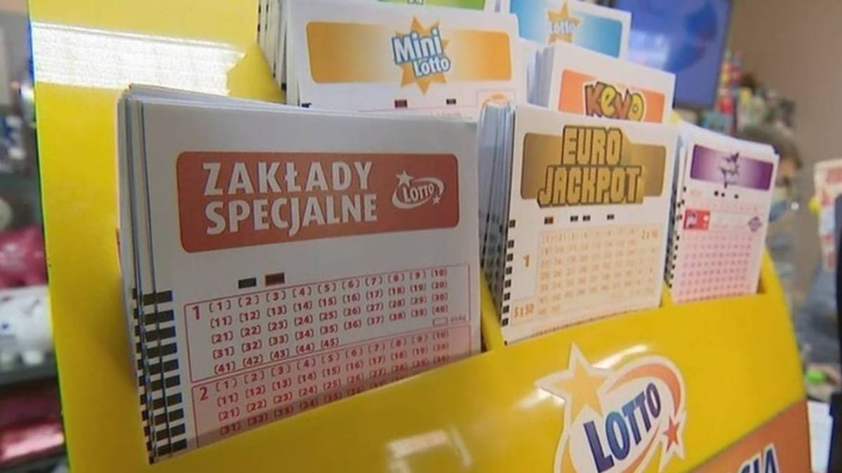 Stojak z kuponami loteryjnymi LOTTO: "Zakłady Specjalne", "Mini Lotto", "Eurojackpot".