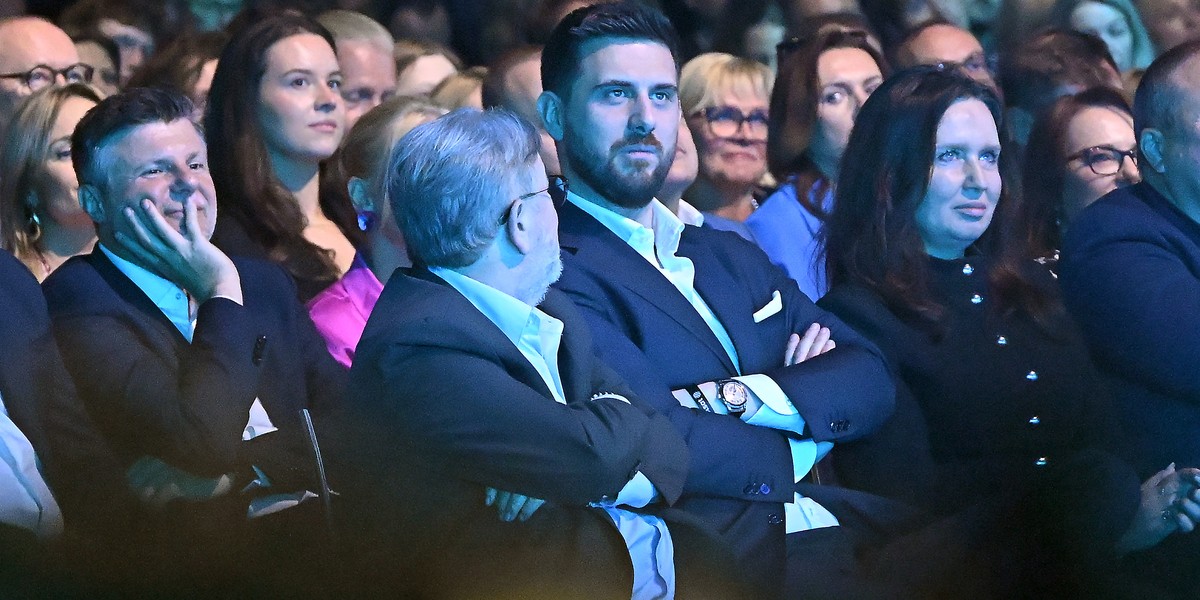 W centrum prezes Piotr Żak