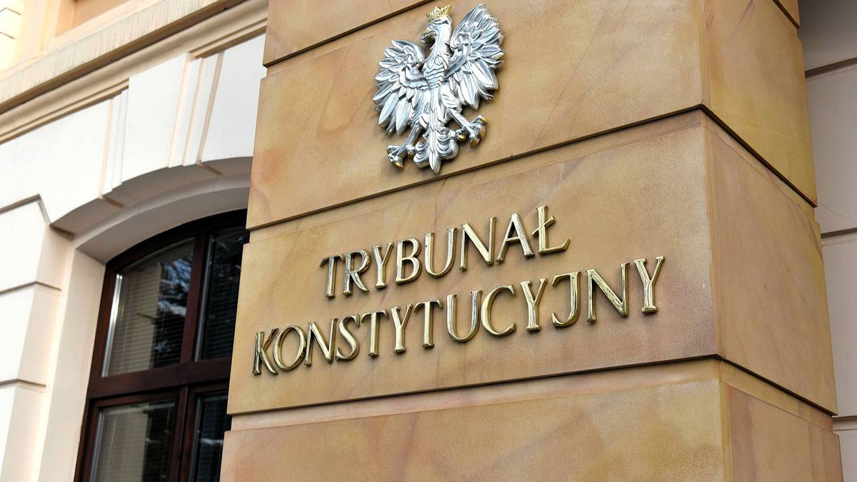 Fragment fasady budynku z napisem Trybunał Konstytucyjny i orłem.