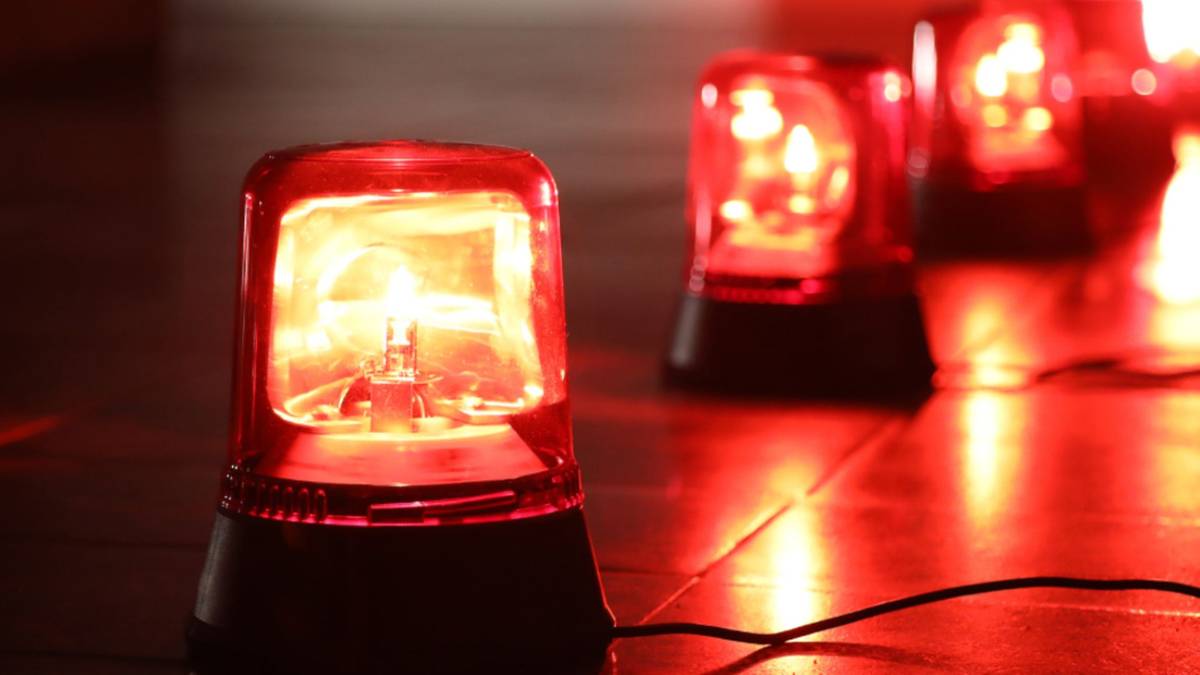 Czerwone lampy alarmowe świecące na drewnianej podłodze.