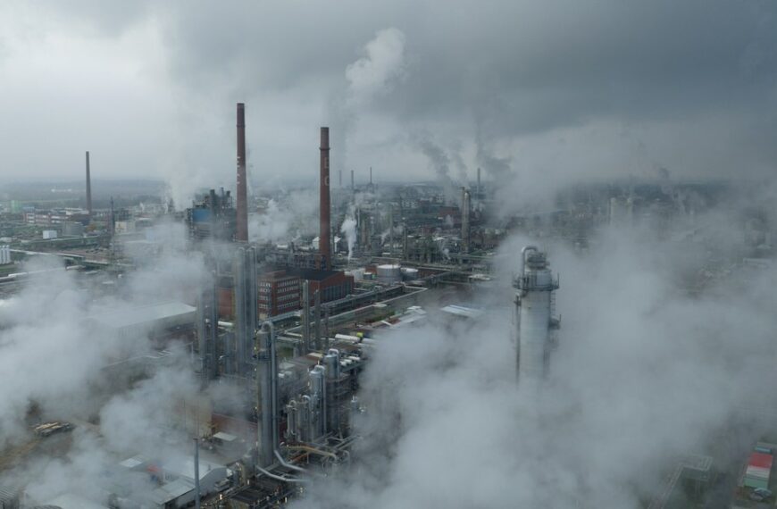 UE zmniejsza restrykcje w systemie handlu emisjami. Sektor produkcyjny ma poczuć ulgę.