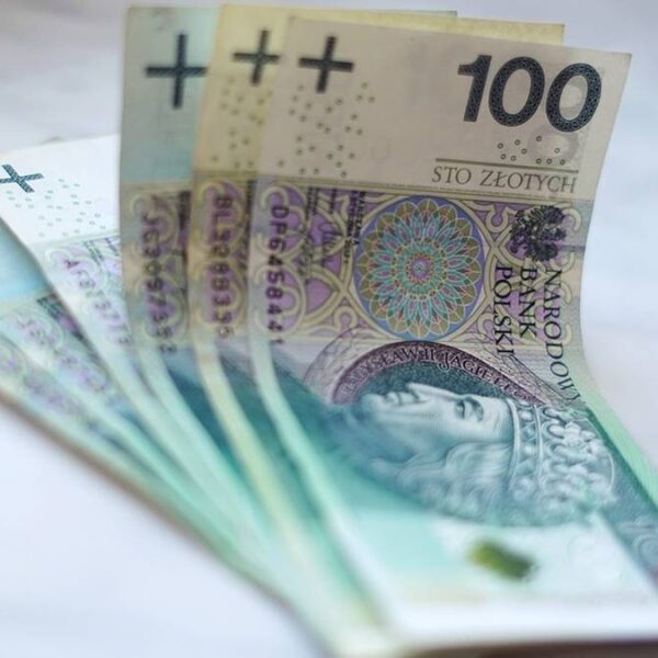 Próbował okraść, dostał makulaturę. Emerytka przechytrzyła naciągacza.