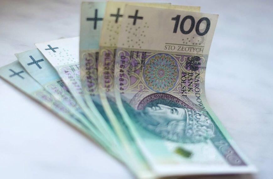 Próbował okraść, dostał makulaturę. Emerytka przechytrzyła naciągacza.