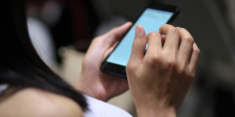 UK wzmacnia prawo: surowe kary za nieautoryzowane nagie fotografie w internecie. 13