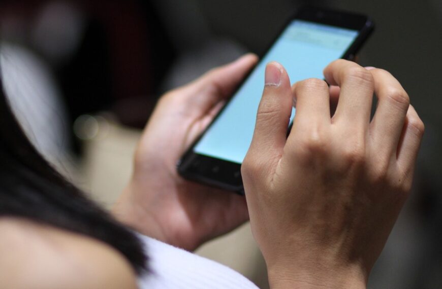 UK wzmacnia prawo: surowe kary za nieautoryzowane nagie fotografie w internecie.