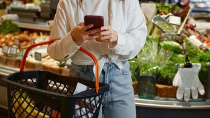 Polacy nadal odczuwają drożyznę w sklepach. Nowe dane o cenach