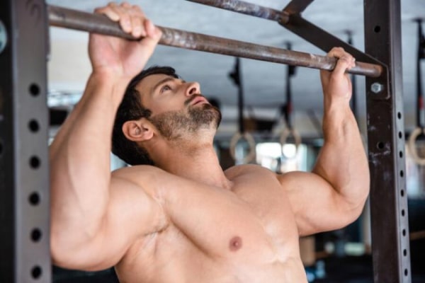Jak prawidłowo wykonywać podciąganie na drążku?
