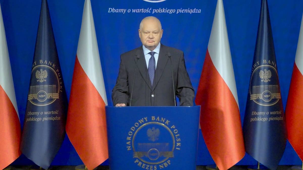 Adam Glapiński, prezes Narodowego Banku Polskiego, przemawia za m&oacute;wnicą.