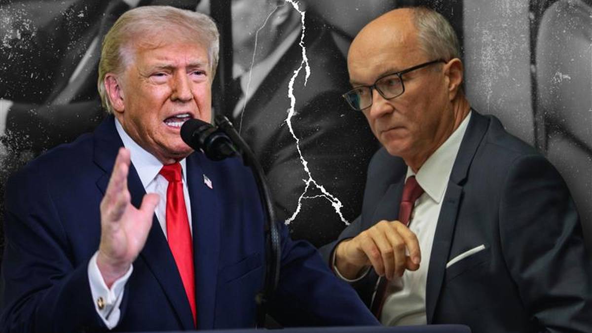 Donald Trump przemawia przy m&oacute;wnicy, obok niego Włodzimierz Czarzasty.