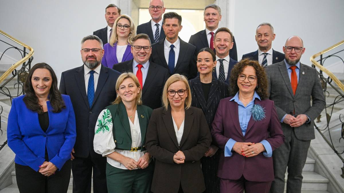 Grupa 15 posł&oacute;w, członk&oacute;w nowego klubu parlamentarnego Centrum, pozuje do wsp&oacute;lnego zdjęcia na schodach.