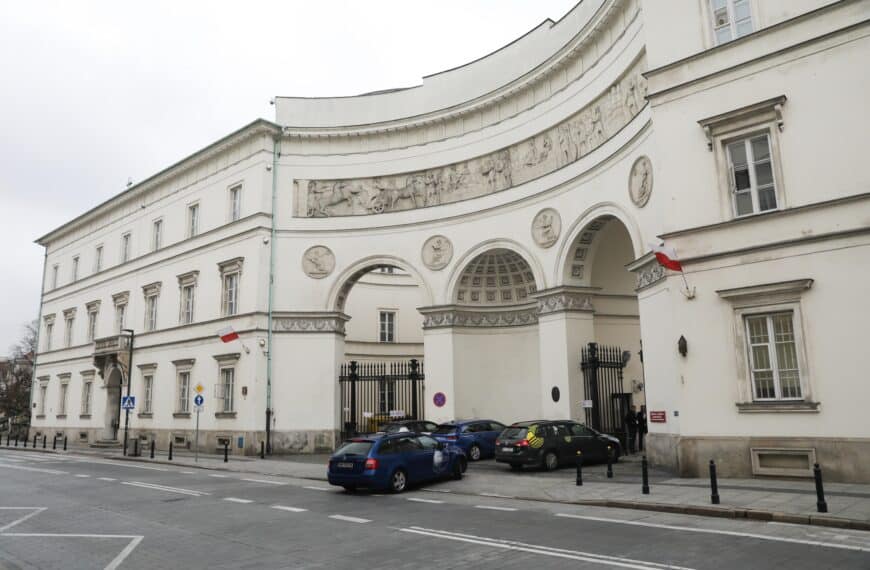 Ogromny sprzeciw lekarzy, szpitali i władz lokalnych w reakcji na cięcia w służbie zdrowia.