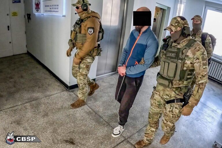 Dominik B. zamordował Filipa H. przez wzgląd na kibicowskie sympatie do Wisły Kraków. Policja schwytała go po 23 latach poszukiwań. 15