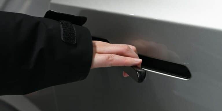 Chiny blokują schowane klamki w autach. Tesla pod obserwacją władz. 9