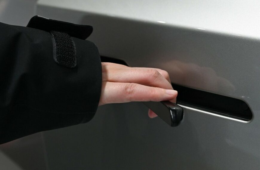 Chiny blokują schowane klamki w autach. Tesla pod obserwacją władz.