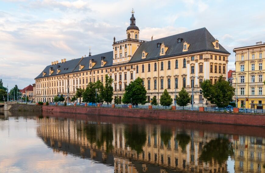 Polscy rektorzy z wysokimi pensjami. Sprawdź, jakie są ich miesięczne…