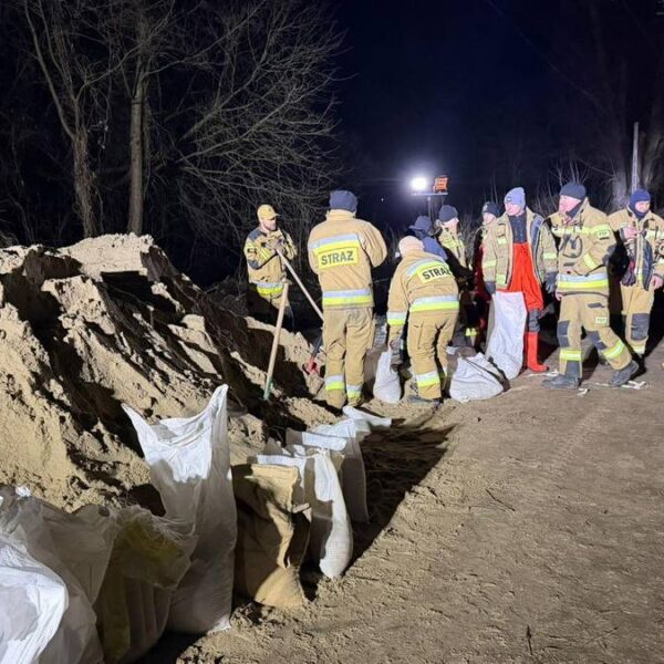 Polskie życie 52 W Wkrze zator, domostwa pod wodą. „Ekipy w pełnej gotowości”