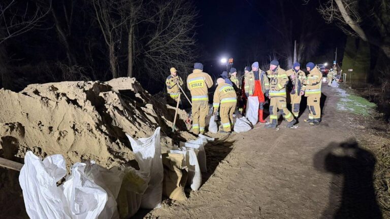 W Wkrze zator, domostwa pod wodą. "Ekipy w pełnej gotowości" 11
