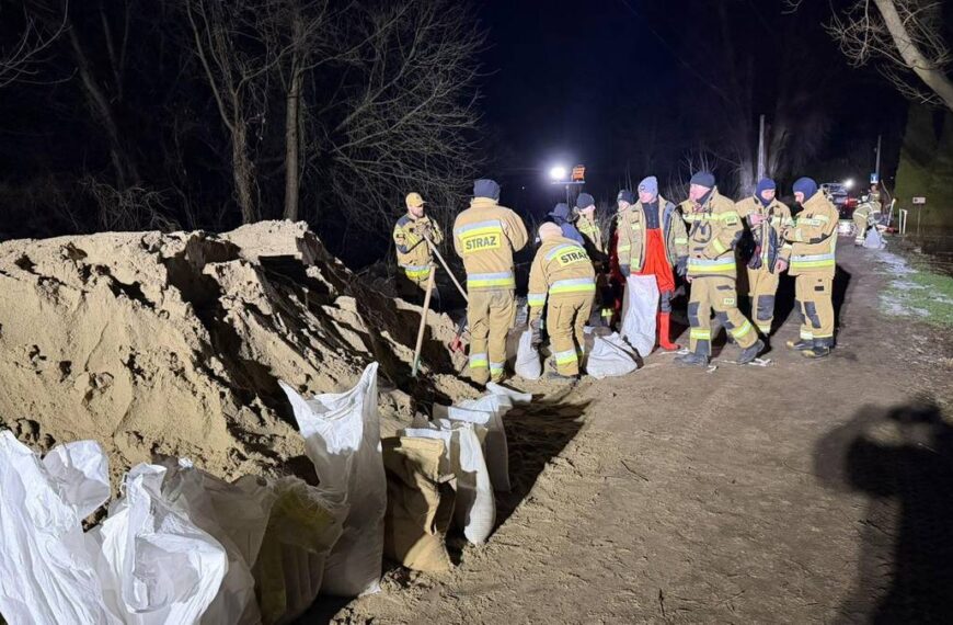 Polskie życie 28 W Wkrze zator, domostwa pod wodą. „Ekipy w pełnej gotowości”