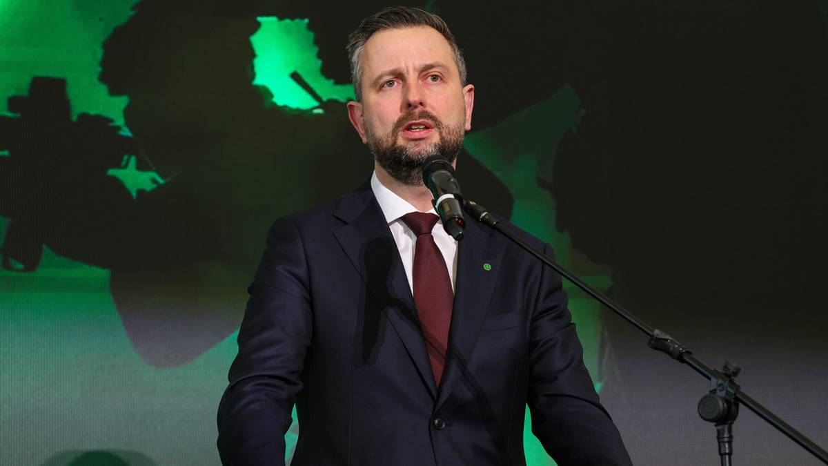 Władysław Kosiniak-Kamysz, Wicepremier i szef MON, przemawia do mikrofonu.