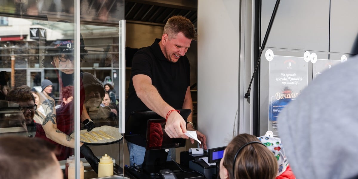 Filip Chajzer i jego punkt z kebabem w Krakowie