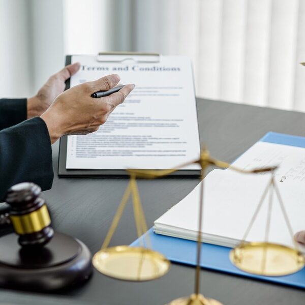 Niepewne czasy, ryzykowne decyzje. Kto obecnie wymaga wsparcia prawnika?