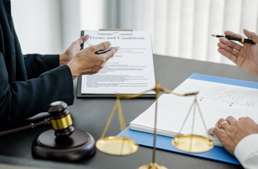 Niepewne czasy, ryzykowne decyzje. Kto obecnie wymaga wsparcia prawnika?