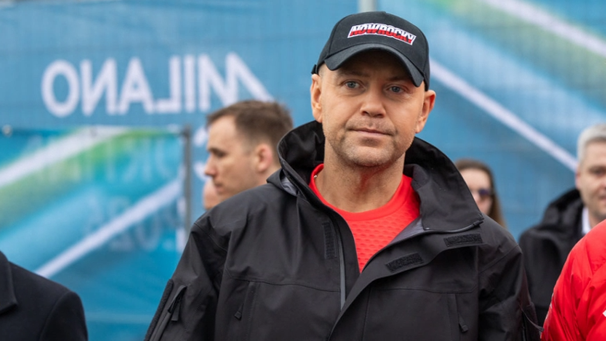 Mężczyzna w czapce z logo Nowrocky i czarnej kurtce.