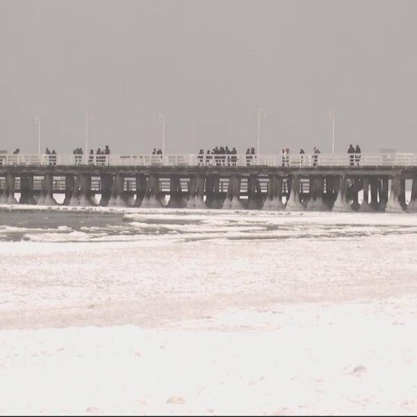 Lód pękł pod stopami spacerujących. Ryzykowne zdarzenie nad Bałtykiem.