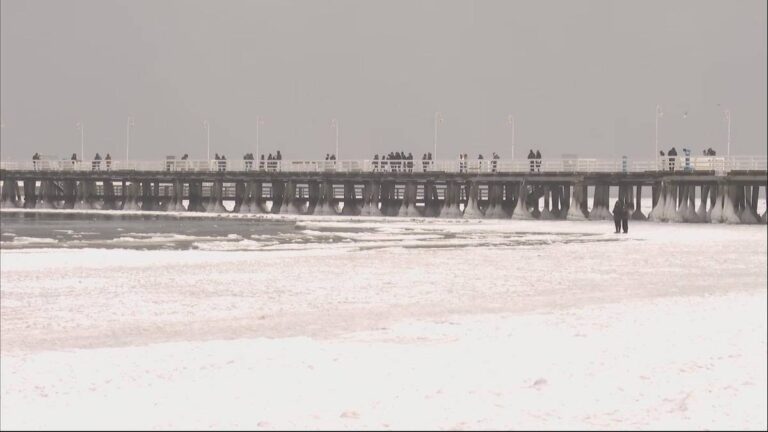 Lód pękł pod stopami spacerujących. Ryzykowne zdarzenie nad Bałtykiem. 6