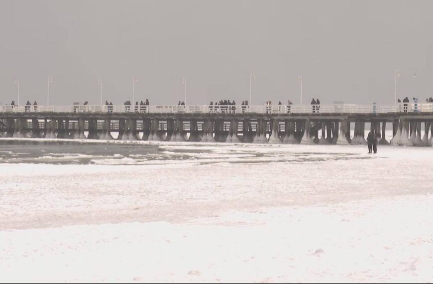 Lód pękł pod stopami spacerujących. Ryzykowne zdarzenie nad Bałtykiem.