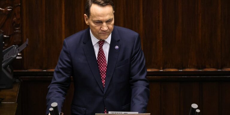 Gigantyczne pieniądze w grze. Sikorski referuje o wydatkach opuszczenia UE. 13