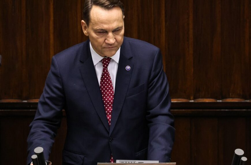 Polskie życie 27 Gigantyczne pieniądze w grze. Sikorski referuje o wydatkach opuszczenia UE.