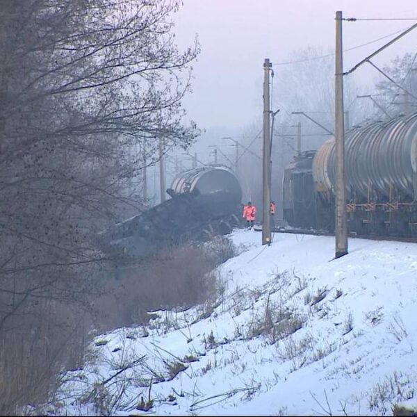 Pociąg towarowy wypadł z torów pod Warszawą. Interweniuje straż pożarna.