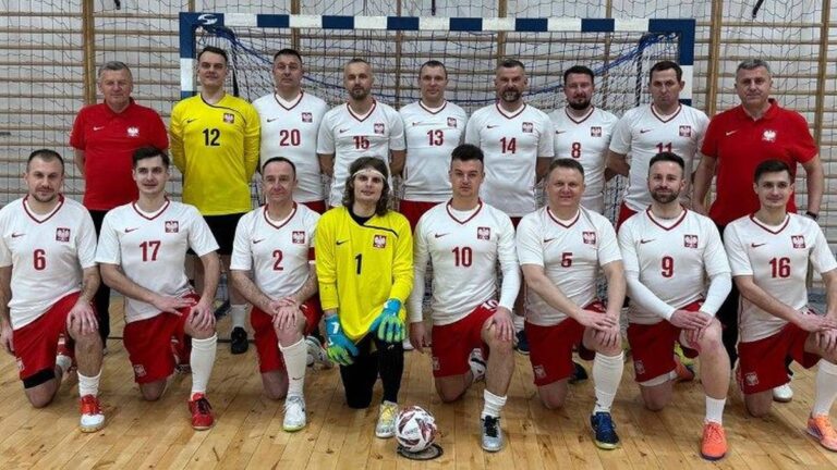 Duchowni porzucili habity dla szortów. Polscy księża typowani na gwiazdy Euro. 2