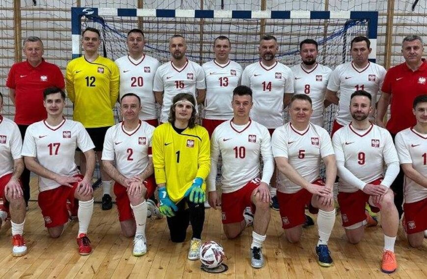 Duchowni porzucili habity dla szortów. Polscy księża typowani na gwiazdy Euro.