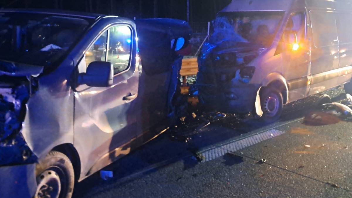 Uszkodzone pojazdy po wypadku na drodze S8 nocą.