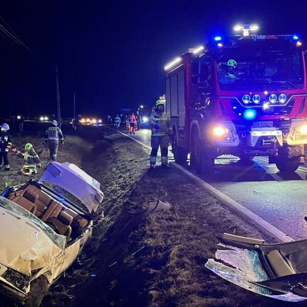 29-letni mężczyzna stracił kontrolę nad autem. Młodzież wylądowała w szpitalach.