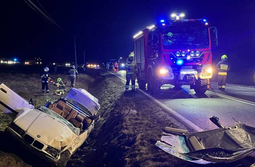 29-letni mężczyzna stracił kontrolę nad autem. Młodzież wylądowała w szpitalach.